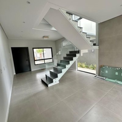 Casa Residencial com 165m², 3 quartos, 3 suítes, 4 garagens, no bairro Ingleses do Rio Vermelho em Florianópolis