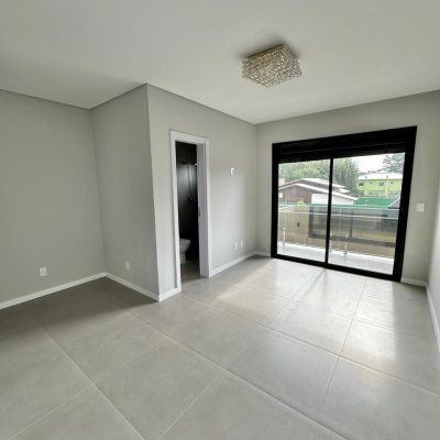 Casa Residencial com 165m², 3 quartos, 3 suítes, 4 garagens, no bairro Ingleses do Rio Vermelho em Florianópolis