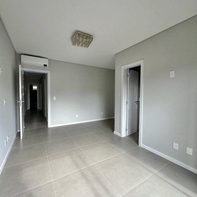 Casa Residencial com 165m², 3 quartos, 3 suítes, 4 garagens, no bairro Ingleses do Rio Vermelho em Florianópolis