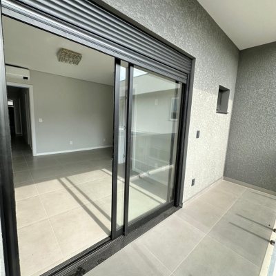 Casa Residencial com 165m², 3 quartos, 3 suítes, 4 garagens, no bairro Ingleses do Rio Vermelho em Florianópolis