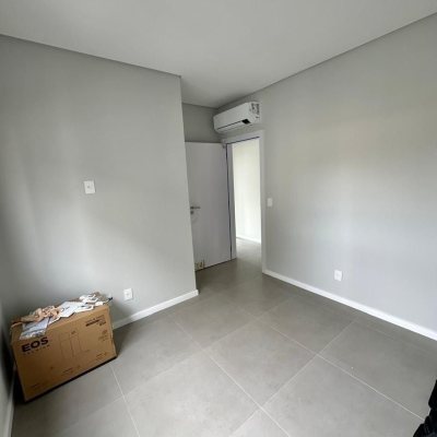 Casa Residencial com 165m², 3 quartos, 3 suítes, 4 garagens, no bairro Ingleses do Rio Vermelho em Florianópolis