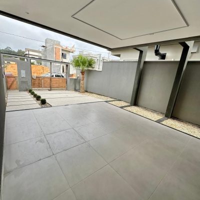 Casa Residencial com 165m², 3 quartos, 3 suítes, 4 garagens, no bairro Ingleses do Rio Vermelho em Florianópolis
