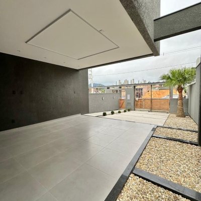 Casa Residencial com 165m², 3 quartos, 3 suítes, 4 garagens, no bairro Ingleses do Rio Vermelho em Florianópolis