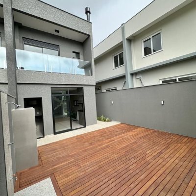 Casa Residencial com 165m², 3 quartos, 3 suítes, 4 garagens, no bairro Ingleses do Rio Vermelho em Florianópolis