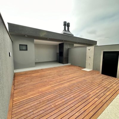 Casa Residencial com 165m², 3 quartos, 3 suítes, 4 garagens, no bairro Ingleses do Rio Vermelho em Florianópolis