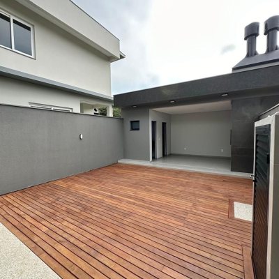 Casa Residencial com 165m², 3 quartos, 3 suítes, 4 garagens, no bairro Ingleses do Rio Vermelho em Florianópolis