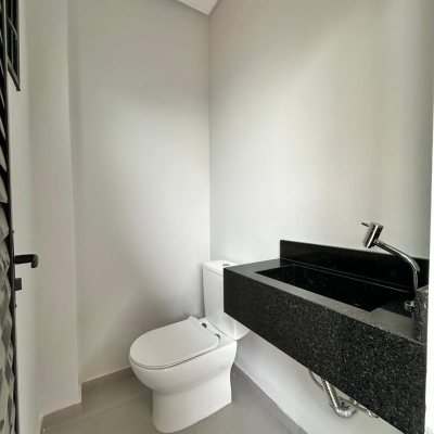 Casa Residencial com 165m², 3 quartos, 3 suítes, 4 garagens, no bairro Ingleses do Rio Vermelho em Florianópolis