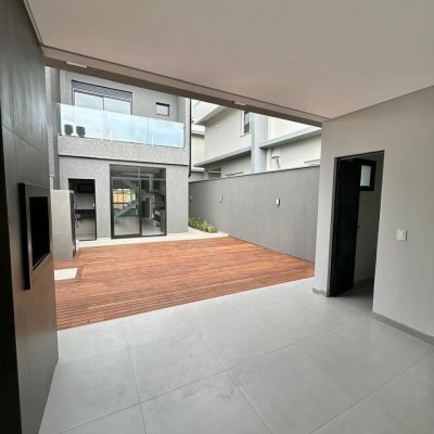 Casa Residencial com 165m², 3 quartos, 3 suítes, 4 garagens, no bairro Ingleses do Rio Vermelho em Florianópolis