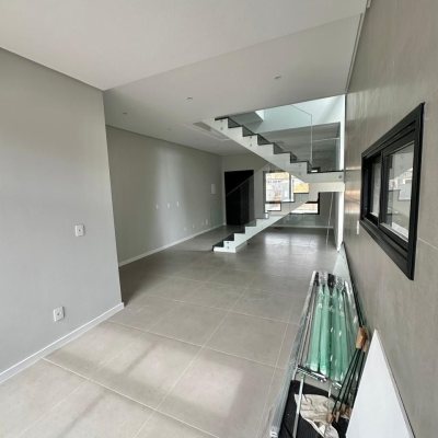 Casa Residencial com 165m², 3 quartos, 3 suítes, 4 garagens, no bairro Ingleses do Rio Vermelho em Florianópolis