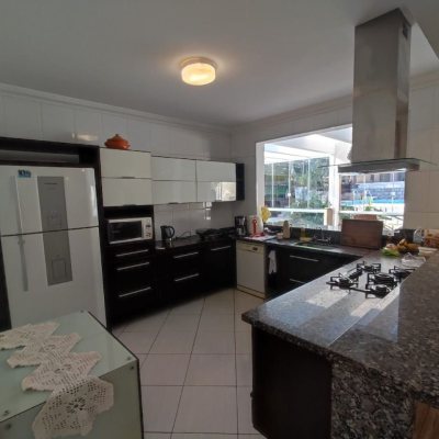 Casa em Condomínio com 287m², 6 quartos (sendo 4 suítes), 3 garagens, no bairro Bosque Das Mansões em São José
