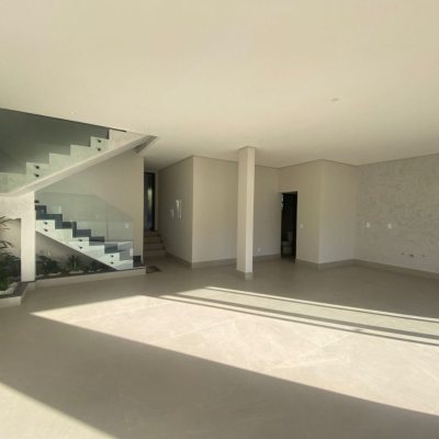 Casa Residencial com 300m², 3 quartos, 2 suítes, 2 garagens, no bairro Pedra Branca em Palhoça