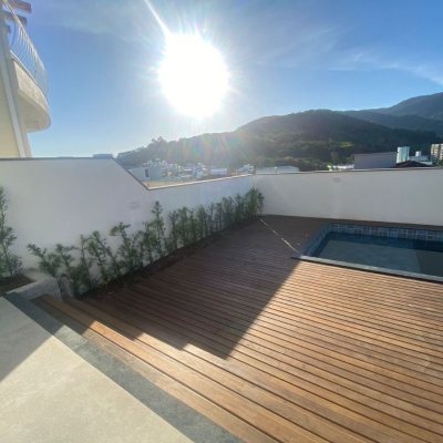 Casa Residencial com 300m², 3 quartos, 2 suítes, 2 garagens, no bairro Pedra Branca em Palhoça