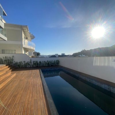 Casa Residencial com 300m², 3 quartos, 2 suítes, 2 garagens, no bairro Pedra Branca em Palhoça