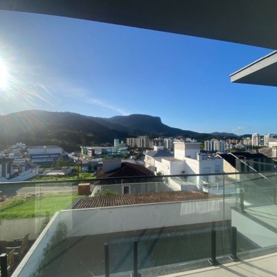 Casa Residencial com 300m², 3 quartos, 2 suítes, 2 garagens, no bairro Pedra Branca em Palhoça