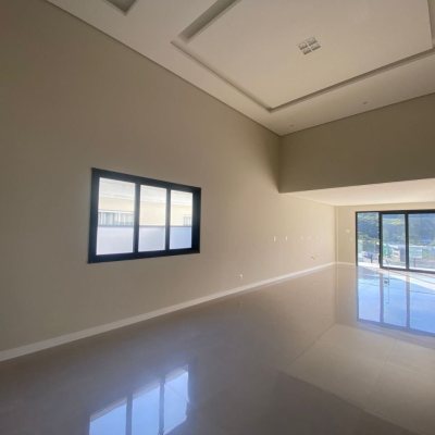 Casa Residencial com 300m², 3 quartos, 2 suítes, 2 garagens, no bairro Pedra Branca em Palhoça