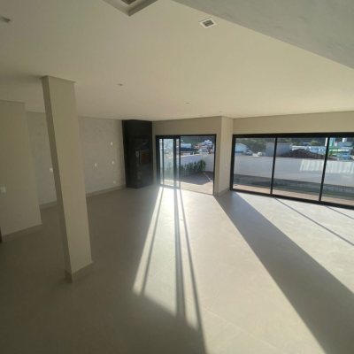 Casa Residencial com 300m², 3 quartos, 2 suítes, 2 garagens, no bairro Pedra Branca em Palhoça