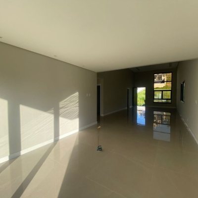 Casa Residencial com 300m², 3 quartos, 2 suítes, 2 garagens, no bairro Pedra Branca em Palhoça