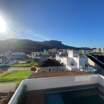 Casa Residencial com 300m², 3 quartos, 2 suítes, 2 garagens, no bairro Pedra Branca em Palhoça