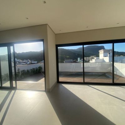Casa Residencial com 300m², 3 quartos, 2 suítes, 2 garagens, no bairro Pedra Branca em Palhoça