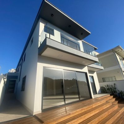 Casa Residencial com 300m², 3 quartos, 2 suítes, 2 garagens, no bairro Pedra Branca em Palhoça