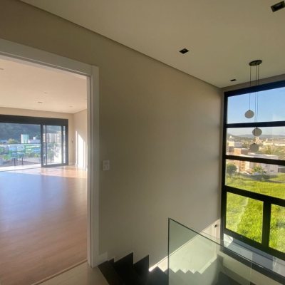 Casa Residencial com 300m², 3 quartos, 2 suítes, 2 garagens, no bairro Pedra Branca em Palhoça