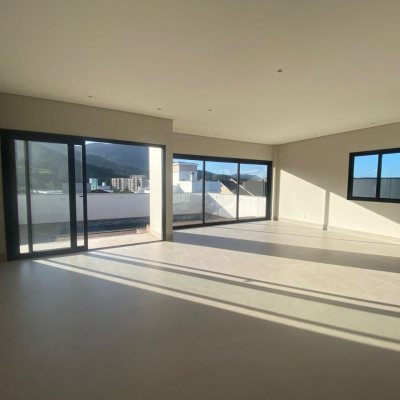 Casa Residencial com 300m², 3 quartos, 2 suítes, 2 garagens, no bairro Pedra Branca em Palhoça