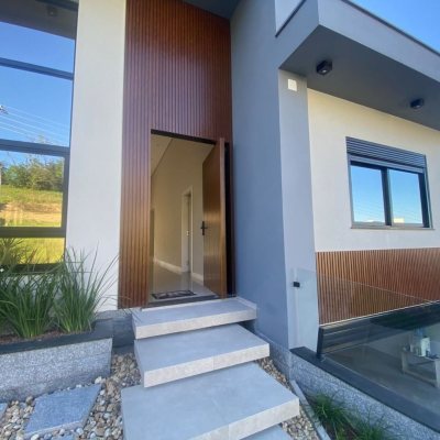 Casa Residencial com 300m², 3 quartos, 2 suítes, 2 garagens, no bairro Pedra Branca em Palhoça