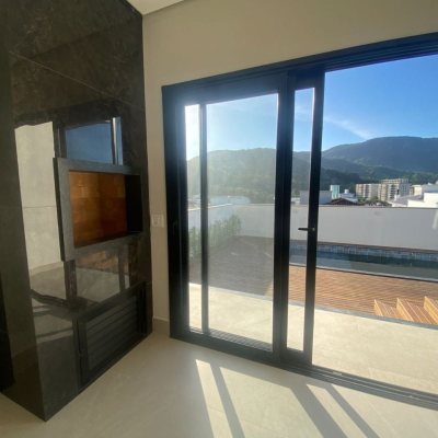Casa Residencial com 300m², 3 quartos, 2 suítes, 2 garagens, no bairro Pedra Branca em Palhoça