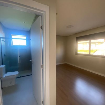 Casa Residencial com 300m², 3 quartos, 2 suítes, 2 garagens, no bairro Pedra Branca em Palhoça