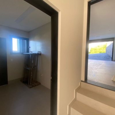 Casa Residencial com 317m², 4 quartos, 2 suítes, 1 garagem, no bairro Pedra Branca em Palhoça