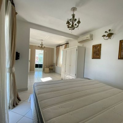 Casa Residencial/Comercial com 270m², 4 garagens, no bairro Ingleses do Rio Vermelho em Florianópolis