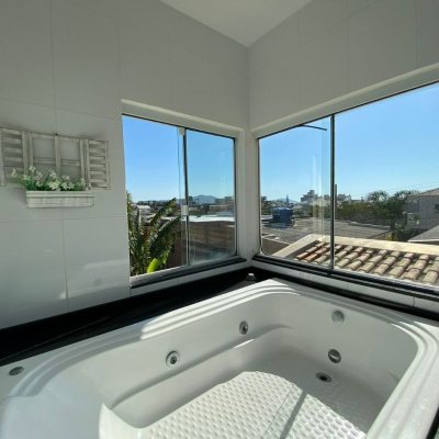 Casa Residencial/Comercial com 270m², 4 garagens, no bairro Ingleses do Rio Vermelho em Florianópolis