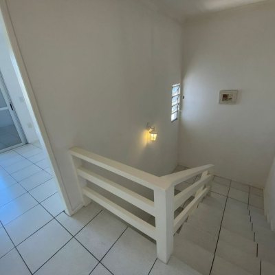 Casa Residencial/Comercial com 270m², 4 garagens, no bairro Ingleses do Rio Vermelho em Florianópolis