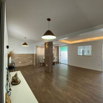 Casa Residencial/Comercial com 270m², 4 garagens, no bairro Ingleses do Rio Vermelho em Florianópolis