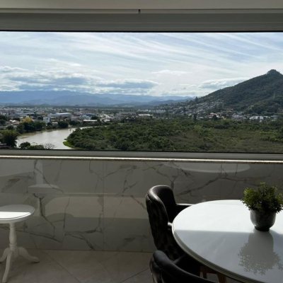 Cobertura com 240m², 3 quartos, 3 suítes, 3 garagens, no bairro Centro em Biguaçu