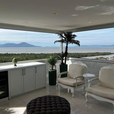 Cobertura com 240m², 3 quartos, 3 suítes, 3 garagens, no bairro Centro em Biguaçu