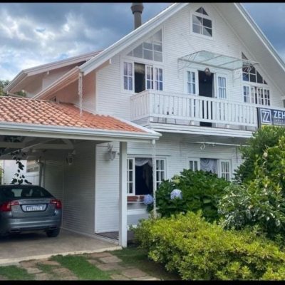 Casa Residencial com 250m², 4 quartos, 1 suíte, 2 garagens, no bairro Centro em Urubici