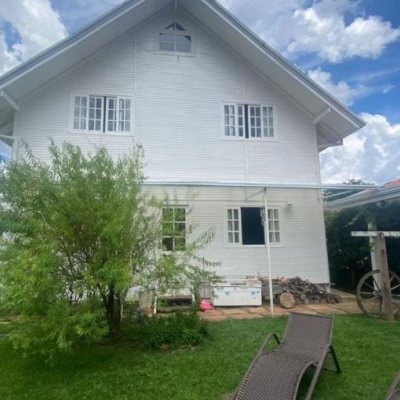 Casa Residencial com 250m², 4 quartos, 1 suíte, 2 garagens, no bairro Centro em Urubici