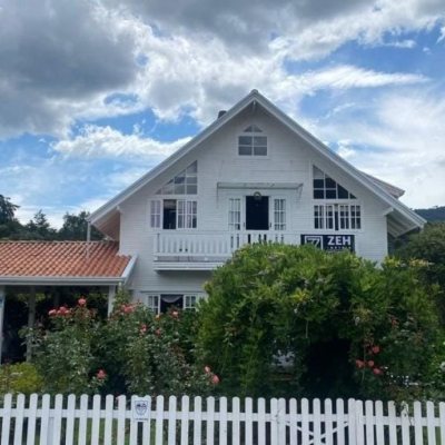 Casa Residencial com 250m², 4 quartos, 1 suíte, 2 garagens, no bairro Centro em Urubici