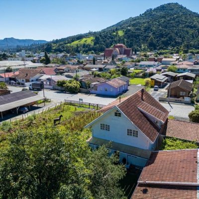 Casa Residencial com 250m², 4 quartos, 1 suíte, 2 garagens, no bairro Centro em Urubici