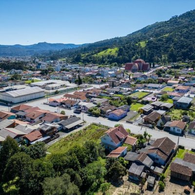 Casa Residencial com 250m², 4 quartos, 1 suíte, 2 garagens, no bairro Centro em Urubici