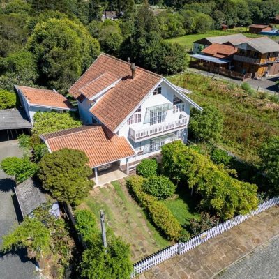 Casa Residencial com 250m², 4 quartos, 1 suíte, 2 garagens, no bairro Centro em Urubici