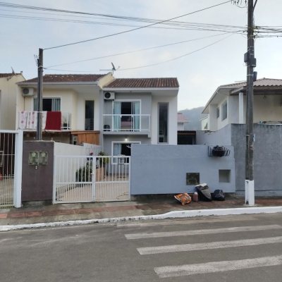 Casa Residencial com 70m², 2 quartos, 2 garagens, no bairro Potecas em São José