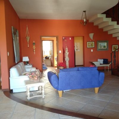 Casa Residencial com 430m², 4 quartos, 1 suíte, 4 garagens, no bairro Lagoa Da Conceição em Florianópolis