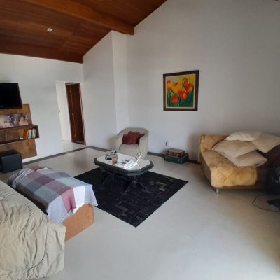 Casa em Condomínio com 267m², 5 quartos, 4 suítes, no bairro Cachoeira Do Bom Jesus em Florianópolis