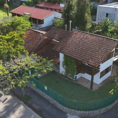 Casa Residencial com 327m², 6 quartos, 1 suíte, 3 garagens, no bairro Trindade em Florianópolis