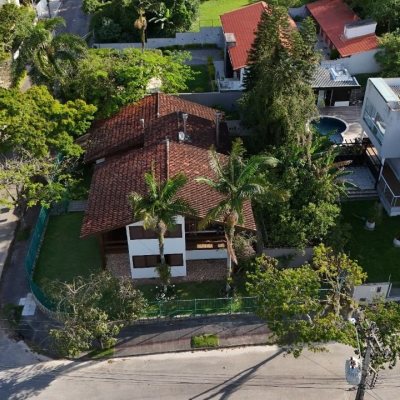Casa Residencial com 327m², 6 quartos, 1 suíte, 3 garagens, no bairro Trindade em Florianópolis