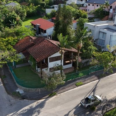Casa Residencial com 327m², 6 quartos, 1 suíte, 3 garagens, no bairro Trindade em Florianópolis