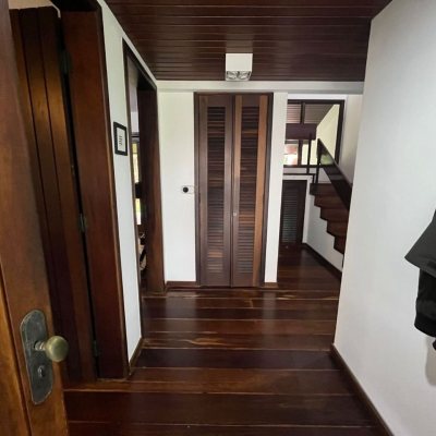 Casa Residencial com 327m², 6 quartos, 1 suíte, 3 garagens, no bairro Trindade em Florianópolis