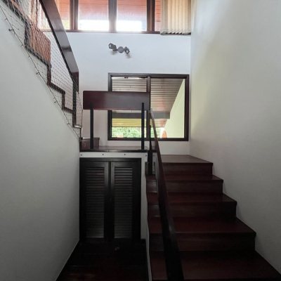 Casa Residencial com 327m², 6 quartos, 1 suíte, 3 garagens, no bairro Trindade em Florianópolis